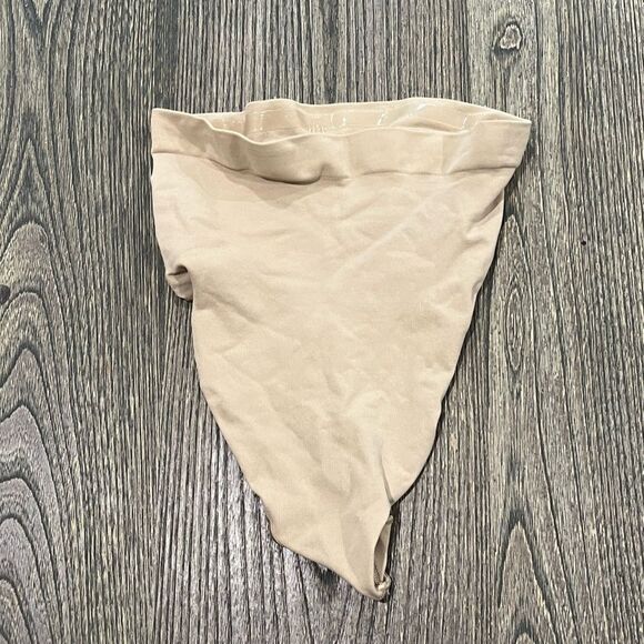 NWOT Skims Seamless Sculpt Mid Waist Thong Brief Shapewear Fitted Stretch Sand M - Picture 1 of 3